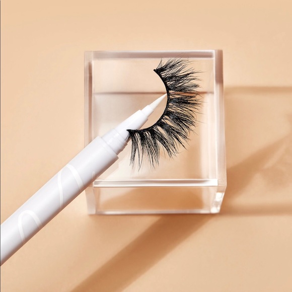 Lilly Lashes Power Liner - Eyeliner and Lash Adhesive Hybrid - Picture 4 of 4